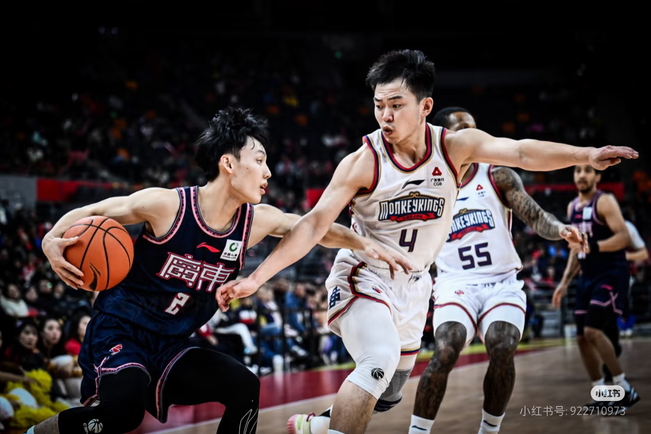 包含清晨广东宏远调整名单以备欧篮联，复出首秀环节打磨，质疑声仍在，团队化学反应显著的词条-友博电竞