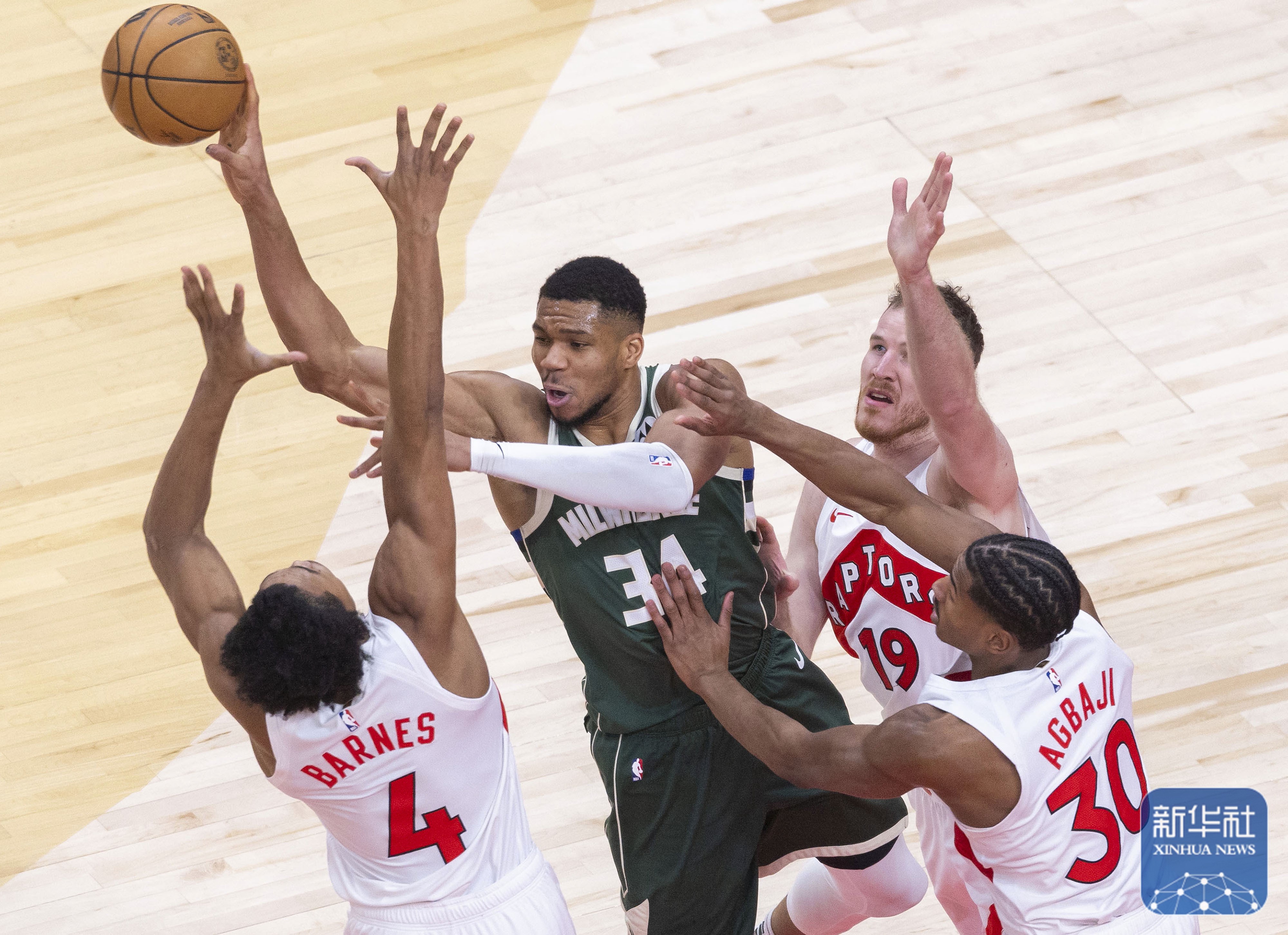 转折点密尔沃基雄鹿刷新队史纪录，NBA常规赛国际比赛日攻防权衡，引发热议，年轻球员得到机会的简单介绍